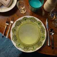 Assiette de présentation dorée Woju Opulent de 13 pouces, en plastique électroplaqué, avec bordure verte ornée de pierres, pour la décoration de table de dîner formelle
