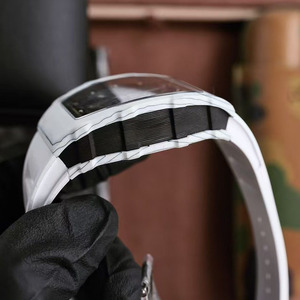 Montre-bracelet pour homme de forme tonneau, avec cadran squeletté luxueux et élégant, bracelet en caoutchouc blanc, mouvement mécanique, logo OEM. - Product Image 3