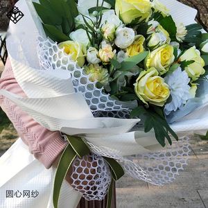 Rouleau de filet ajouré de style arrondi 60cm*4.5m pour emballage de bouquets de fleurs, idéal pour les fleuristes - Product Image 2