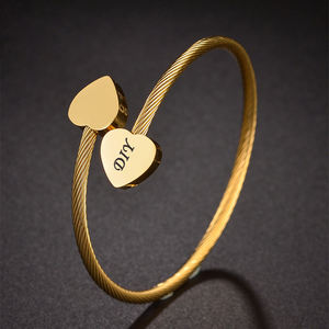 Nouveau <span class=keywords><strong>Bracelet</strong></span> Charms Confortable et Réglable en <span class=keywords><strong>Fil</strong></span> d'Acier Inoxydable Double Cœur Personnalisé DIY avec Lettre et Nom - Product Image 1