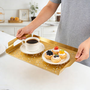 Plateau rectangulaire en métal doré antique avec poignées - Plateau de service décoratif moderne et écologique, passe au lave-vaisselle - Product Image 5