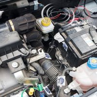 Dispositif anti-martres et rats 12V pour véhicule, avec fonctions anti-choc électrique 450V, ultrasons, stroboscope, coupure automatique de batterie et protection contre les sous-tensions.
