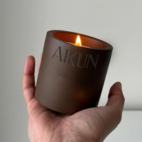 Bougie parfumée en cire de soja dans un pot en céramique artisanal naturel, couleurs personnalisées, avec boîte cadeau et options de logo pour la vente au détail pendant les fêtes