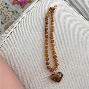 สร้อยคอลูกปัดอำพันทำมือพร้อมจี้รูปหัวใจ เครื่องประดับเรซิ่นสไตล์วินเทจสำหรับผู้หญิง สร้อยคอจี้แฟชั่น - Product Image 1