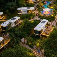Capsule de bureau mobile, maison préfabriquée, murs insonorisés, espace de travail moderne, pod modulaire pour utilisation dans un jardin ou un espace extérieur.