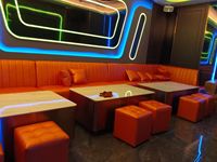 Ensemble de tables et de sièges de bar LED modernes en acier inoxydable pour hôtel, restaurant, KTV, bar, boîte de nuit