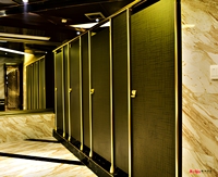 Cloison de toilette compacte moderne en stratifié imperméable pour hôtel, avec un design durable et écologique pour salle de bain et vestiaire