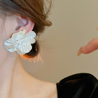 Boucles d'oreilles clous en acrylique blanc, motif floral romantique et élégant, style vacances, bijoux féminins minimalistes et haut de gamme