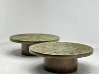 Table basse artisanale ronde en bois minimaliste avec base en métal vert pour meubles de salon et décoration artistique
