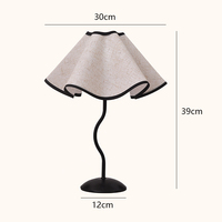 Lampe de table vintage en forme de parapluie à pétales avec abat-jour en tissu plissé pour l'ambiance de la chambre à coucher et du salon