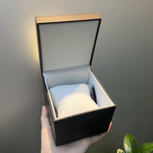 Cajas y estuches para relojes de marca de lujo personalizados con logotipo, juego de caja para reloj y brazalete de papel reciclable con bolsa de papel, tarjeta y manual para mujer - Product Image 4