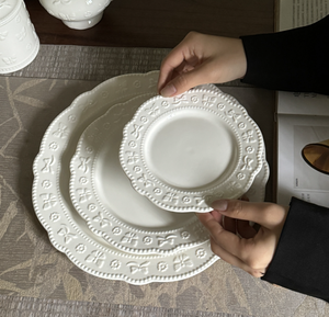 Nouvel ensemble de vaisselle moderne en porcelaine émaillée gaufrée, réutilisable et durable, motif floral avec nœud papillon pour assiettes à desserts - Product Image 5