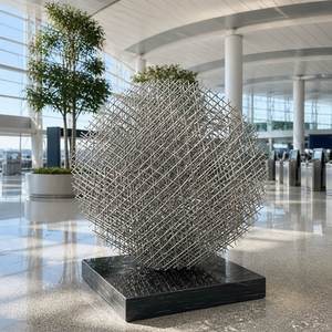 Escultura Abstracta Tradicional de Feng Shui en Acero Inoxidable con Acabado Dorado Pulido, Forma de Coral Orgánico, Rejilla Paramétrica Moderna - Product Image 6