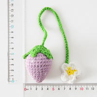 Met de hand geweven aardbeibloem-fruit-hanger voor in de auto, met een hangende bladwijzer, kan dit u problemen bezorgen waarvoor u geen zin heeft.