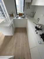 Cuisine multifonctionnelle sur mesure avec îlot d'angle et armoire supérieure pour vaisselle