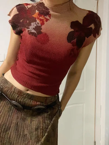 T-shirt Vintage con Stampa Floreale a <span class=keywords><strong>Collo</strong></span> <span class=keywords><strong>Alto</strong></span> Senza Maniche in Rosso Sfumato, Maglietta a Maniche Corte in Maglia per <span class=keywords><strong>Donna</strong></span>, Top Corto con Dettagli - Product Image 1