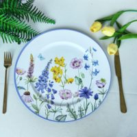 Assiette de présentation ronde en plastique blanc de 13 pouces, motif floral vintage, pour décoration de table de mariage et de fête