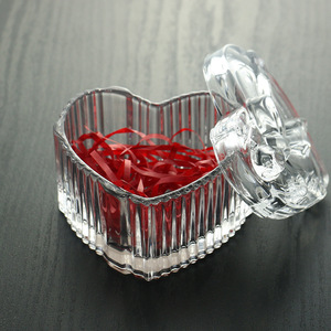 Pot de stockage <span class=keywords><strong>en</strong></span> forme de <span class=keywords><strong>coeur</strong></span> <span class=keywords><strong>en</strong></span> <span class=keywords><strong>verre</strong></span> rayé Love avec couvercle pour bijoux de chambre bonbons ou stockage et conteneur d'aliments - Product Image 4