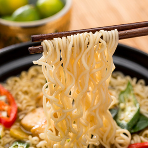 Vente en gros de nouilles instantanées à baril à saveur Thai Tom yum <span class=keywords><strong>goong</strong></span> nouilles de collation de nuit - Product Image 4