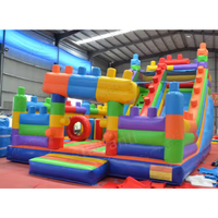 Structure gonflable combinée avec toboggan à thème de blocs de construction, aire de jeux gonflable Brick Adventure, château gonflable multicolore en PVC