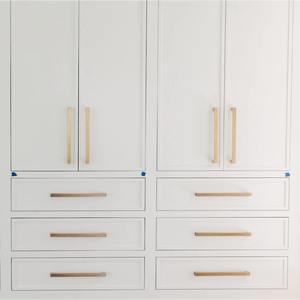 Armoire minimaliste à cadre fin de style Shaker, équipée d'un éclairage intégré, en chêne blanc brillant profond et avec un vitrine en verre sur mesure. - Product Image 6