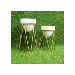 Pots de fleurs blancs uniques avec support doré Pots de fleurs décoratifs pour la maison de taille personnalisée avec support élégant pour hôtel à faible coût - Product Image 1