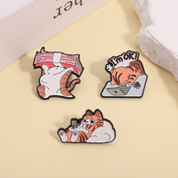 Cadeau de bijoux amusant pour amis : Broches et épingles en émail pour revers, sacs à dos et vêtements, avec motifs chat dessin animé et chat 'Je suis bien' (argent) pour le bureau