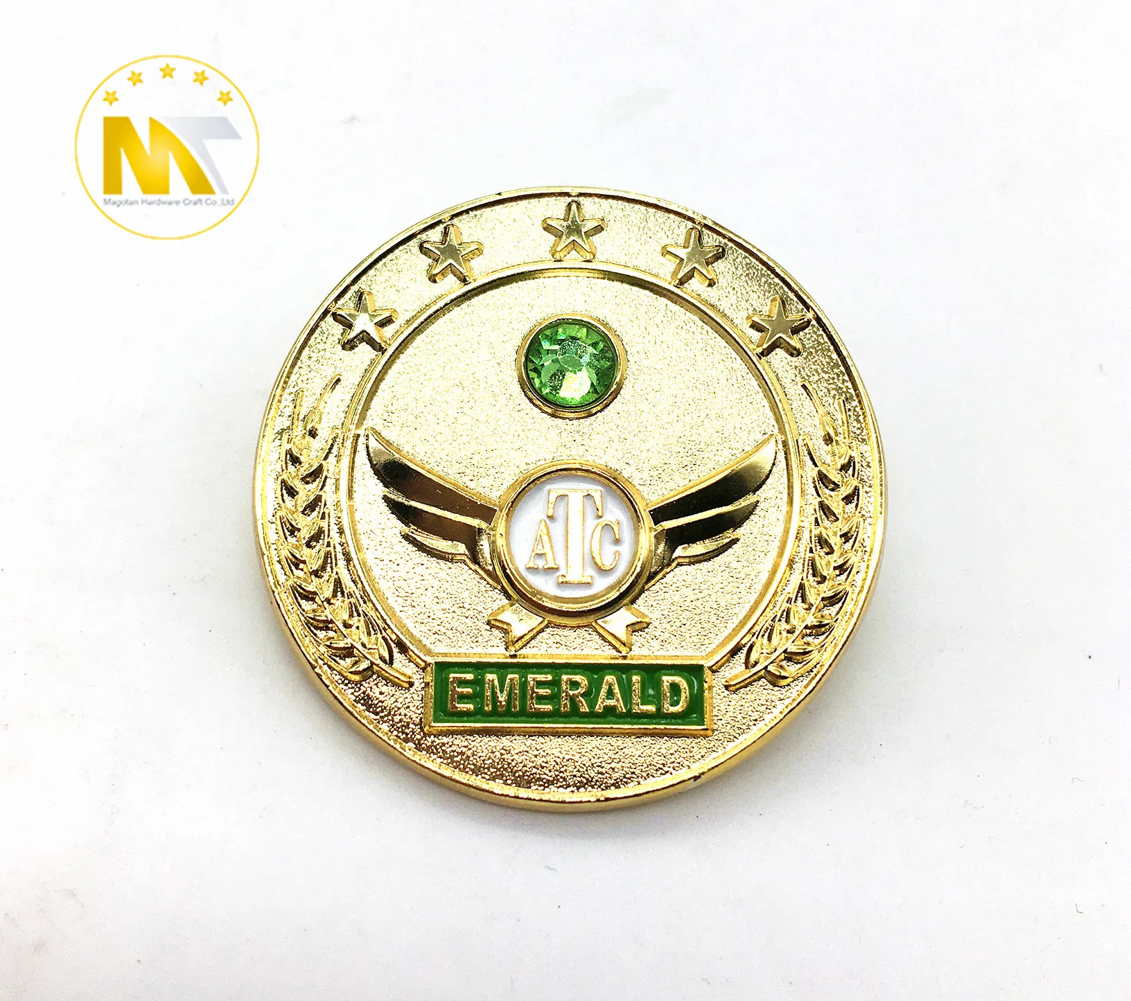 Cina produttore all'ingrosso personalizzato placcato oro <span class=keywords><strong>ala</strong></span> design con pietra di smeraldo distintivo spilla emblema