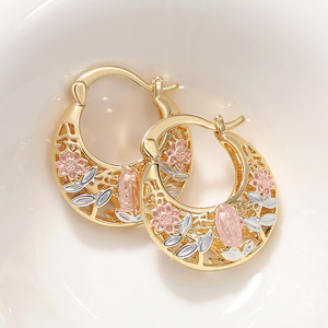 Orecchino a polsino multicolore a forma di rosa per donna, stile vacanza, accessorio per l'orecchio da indossare tutti i giorni, gioiello alla moda per outfit. - Product Image 3