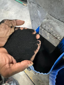 Granules de caoutchouc pour pneus recyclés et poudre de miettes pour l'aménagement paysager de terrains de golf et l'utilisation de terrains de jeux à un tarif de gros compétitif - Product Image 2