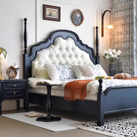 Lit moderne avec un rembourrage doux et luxueux pour un lit double. Couleur noire. Chambre principale. Lit américain en bois massif