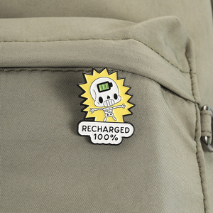 Broche émaillée fantaisie Squelette avec citation humoristique 'Coffee Cup Recharge', à piles, bijou de mode, cadeau - Product Image 3