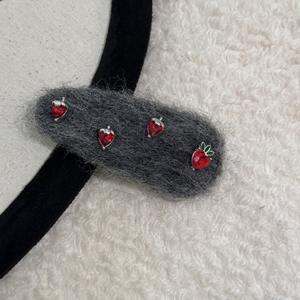 กิ๊บติดผมรูปสตรอว์เบอร์รี่สีชมพูสำหรับสาวหวาน  วัสดุโลหะผสมและผ้า ขนาด 7 ซม. เหมาะสำหรับงานปาร์ตี้ - Product Image 5