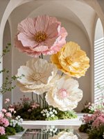 Installation florale artisanale à grande échelle en papier de pavot pour merchandising visuel commercial, décoration de mariage et aménagement de vitrine