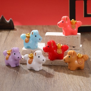 Porte-clés pendentif poney rouge vif mignon en résine plastique floquée, ornement de voiture pour la décoration du Nouvel An et la prospérité - Product Image 3