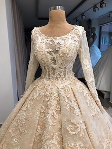Vestido de boda de lujo de manga larga, con encaje y cuentas - Product Image 4