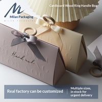 Scatola Regalo Rettangolare in Cartone Goffrato Lusso-Light Milano con Manici ad Anello in Legno, 3 Colori, Scatola per Gioielli - Disponibile all'Ingrosso