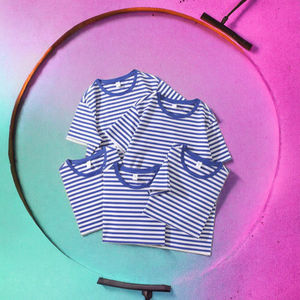 T-shirt rétro rayé bleu et blanc 100% coton, coupe ample, manches courtes, col rond, tissu tricoté 180g avec motif - Product Image 3