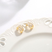 KAVNAR Boucles d'Oreilles Clous Croix avec Zircon Baguette, Laiton Plaqué Or 14K avec Tige Argent 925 Bijoux Mode Femme