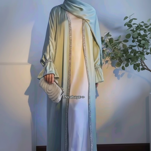 Abayas élégantes et modestes brodées à la main pour femmes - Product Image 1
