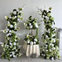 Arche florale vert-blanc haut de gamme avec suspensions en forme de corne et guirlandes florales fuchsia pour décorations de table de mariage et de fête