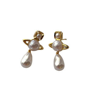 Pendientes de Moda Vivienne Desmontables con Perlas de Arroz Grandes y Pequeñas, Chapados en Oro de 10 mm, con Diseño del Planeta Saturno del Reino Unido, para Mujer - Product Image 5