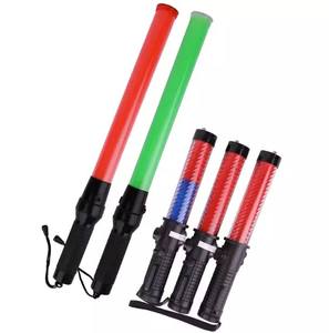 充電式バッテリー赤緑青LEDトーチ光交通バトンワンドスティック道路道路安全制御用 - Product Image 1