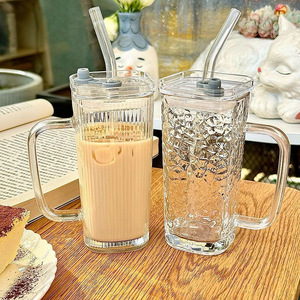 Seaygift 250毫升透明垂直罗纹条纹方形玻璃咖啡不倒翁杯果汁奶茶杯，带手柄吸管和盖子 - Product Image 1