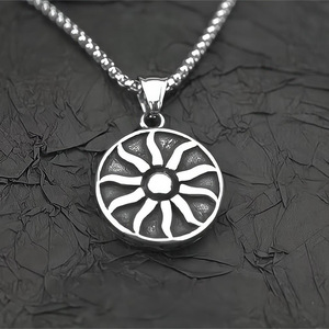 Collier pour homme avec pendentif tournesol en acier inoxydable, design géométrique, bijou cadeau - Product Image 3
