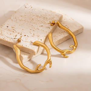 Boucles d'oreilles créoles en acier inoxydable plaqué or 18 carats, design géométrique, pour un usage quotidien - Product Image 3