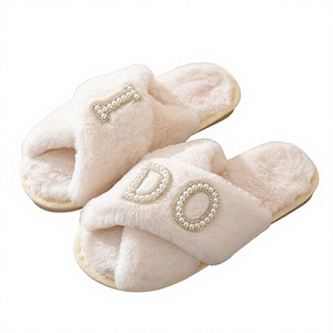 Pantoufles multi-pièces ovales en fausse fourrure ornées de perles et de motifs lettres, style spa portable, pour un look glamour intérieur et idéal pour les mariages. - Product Image 1