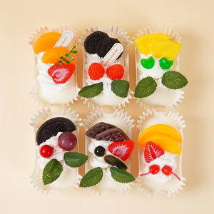Imán decorativo para refrigerador con forma de pastel de crema de frutas simulado de PU, adorno de postre falso. - Product Image 1