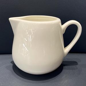 Jarra de leche de cerámica blanca de color sólido con asa para servir café, té y para fiestas. - Product Image 4