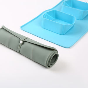 Cuenco portátil de silicona para mascotas con gancho para colgar, para uso en viajes de perros, plato de alimentación con doble compartimento, ligero y duradero - Product Image 6